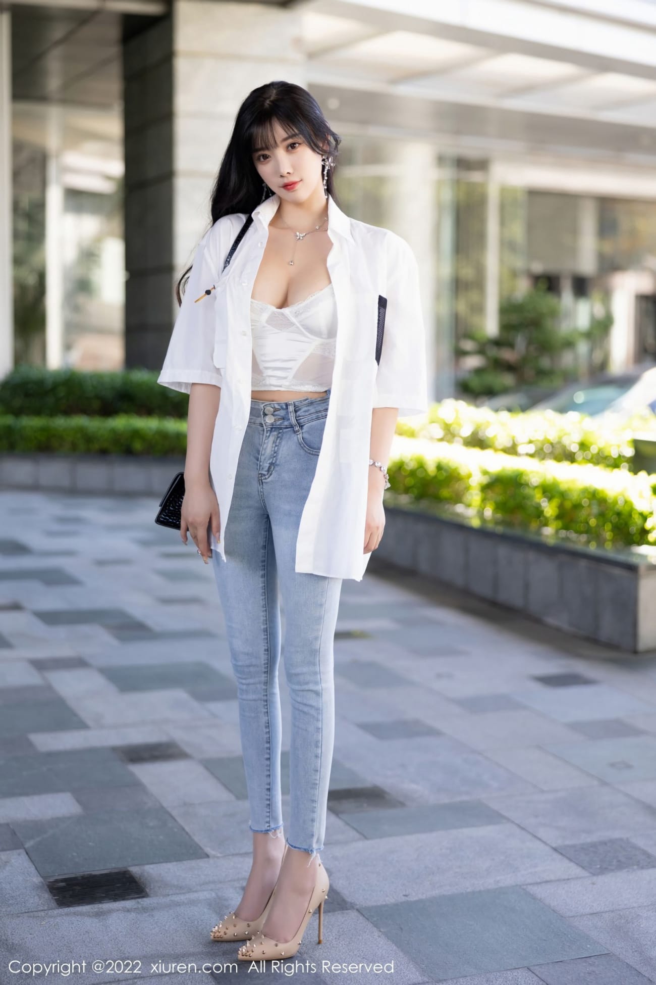 秀人网性感女神杨晨晨Yome白色上衣搭配蓝色牛仔裤写真