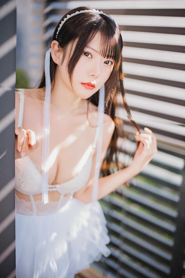中国纯欲大胸美女露露清纯美女壁纸图片大全
