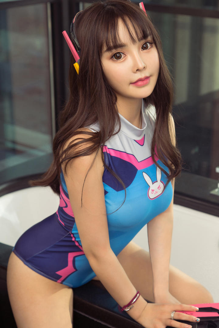 坐在浴缸边的性感动人物美女图片