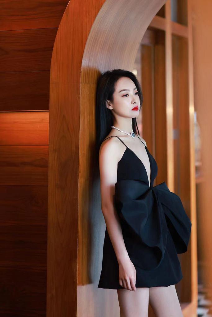 穿着黑色短裙的高清美女明星宋茜图片