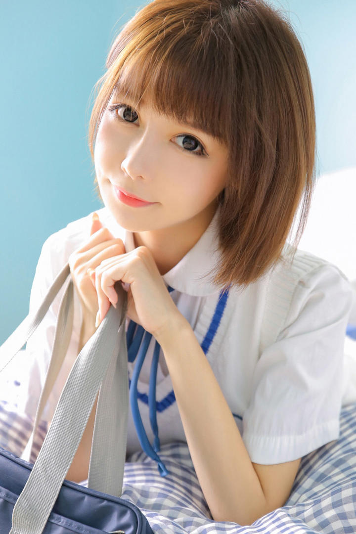 日本高清短发美女学生写真图片