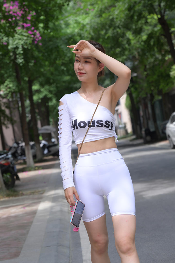 99精品国内街上偷拍紧身裤美女性感图