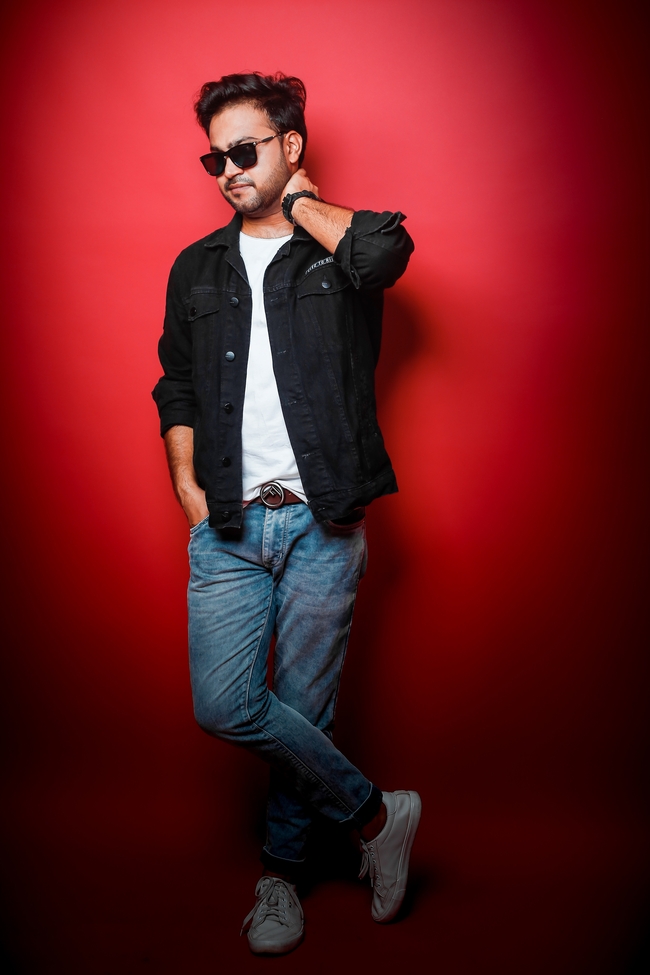 欧美时尚戴墨镜帅哥写真图片