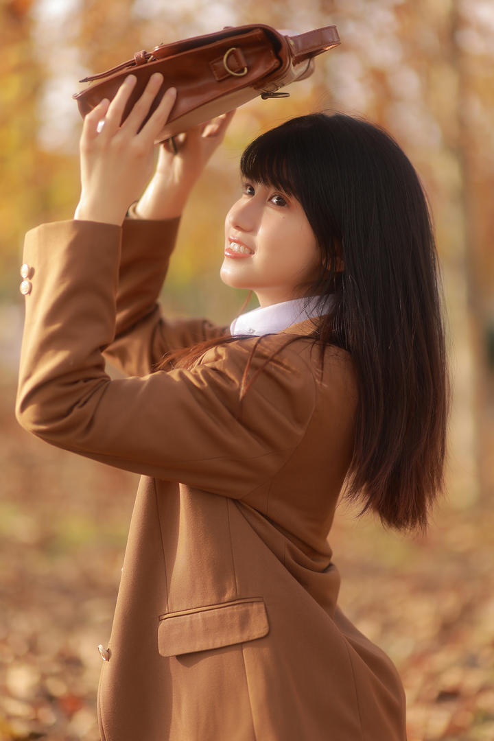 清新靓丽的韩国女大学生户外写真图片