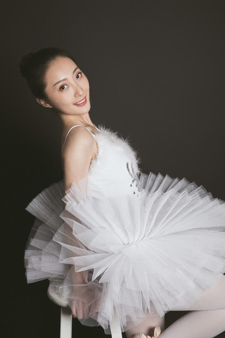 漂亮的舞蹈老师佳敏美女跳芭蕾舞图片