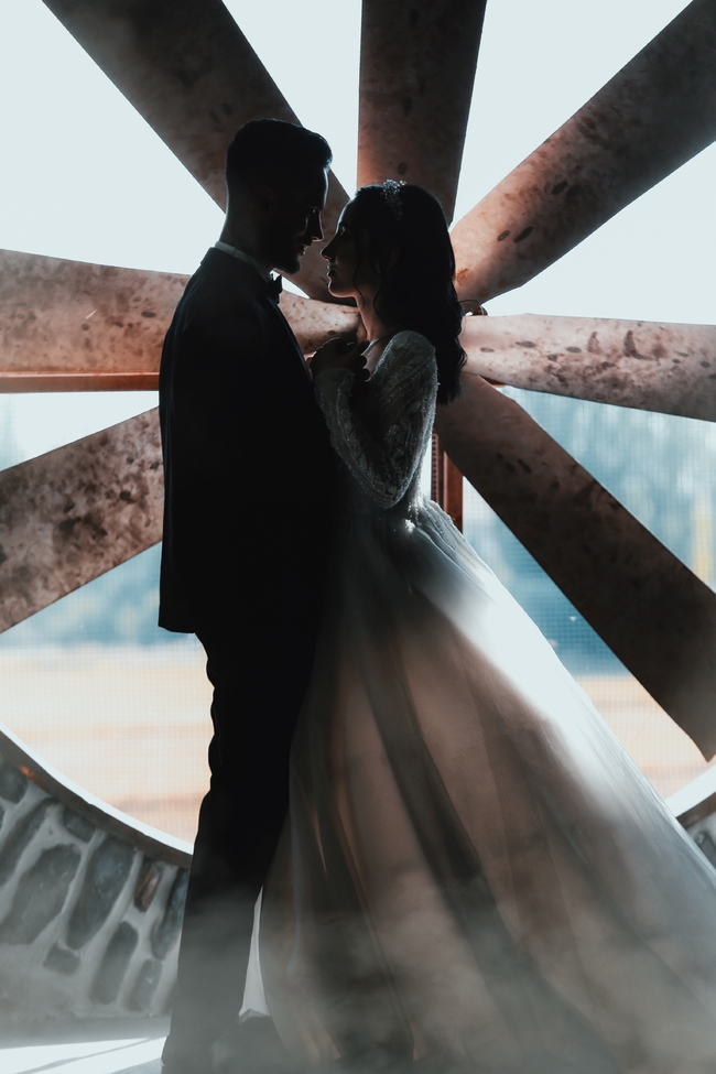 欧美浪漫深情对视情侣婚纱写真摄影图片