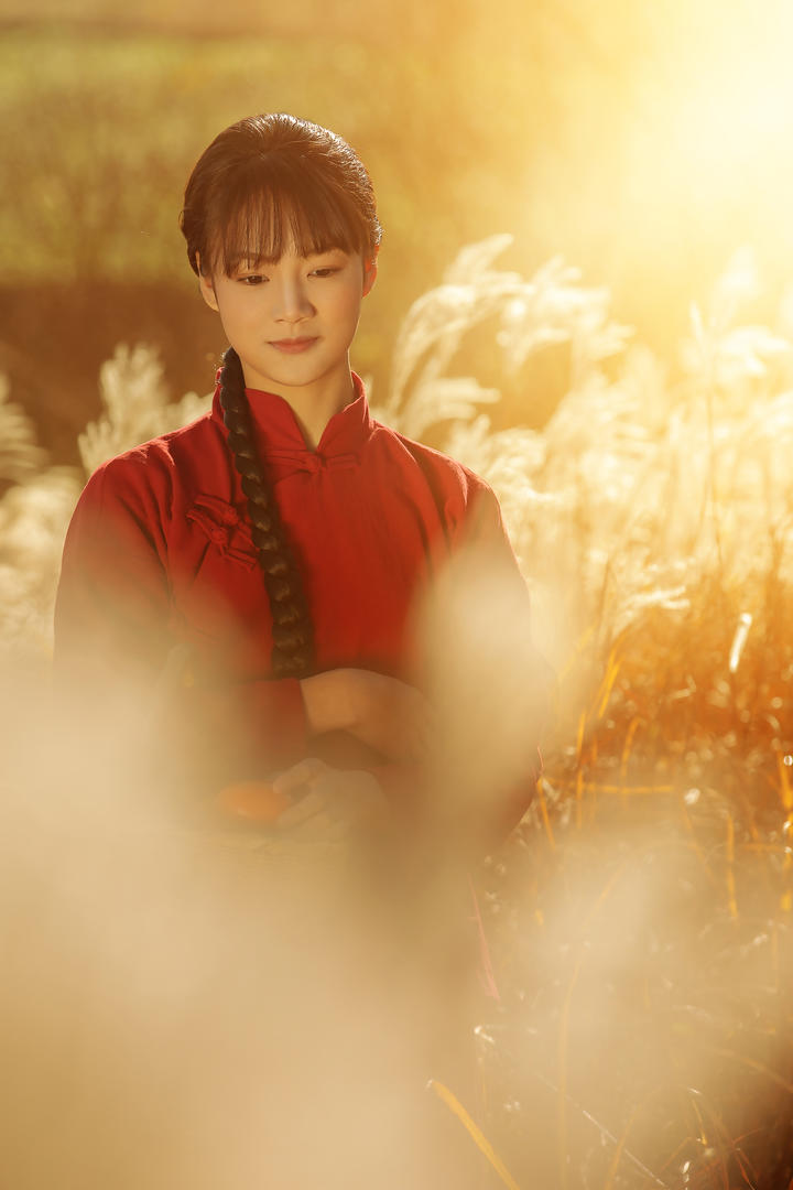 草丛里的唯美古装美女刘梦茹人像艺术写真图片