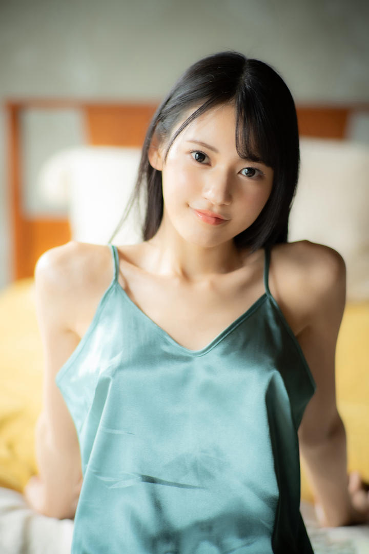 清纯可人的日本少女穿性感吊带睡衣图片