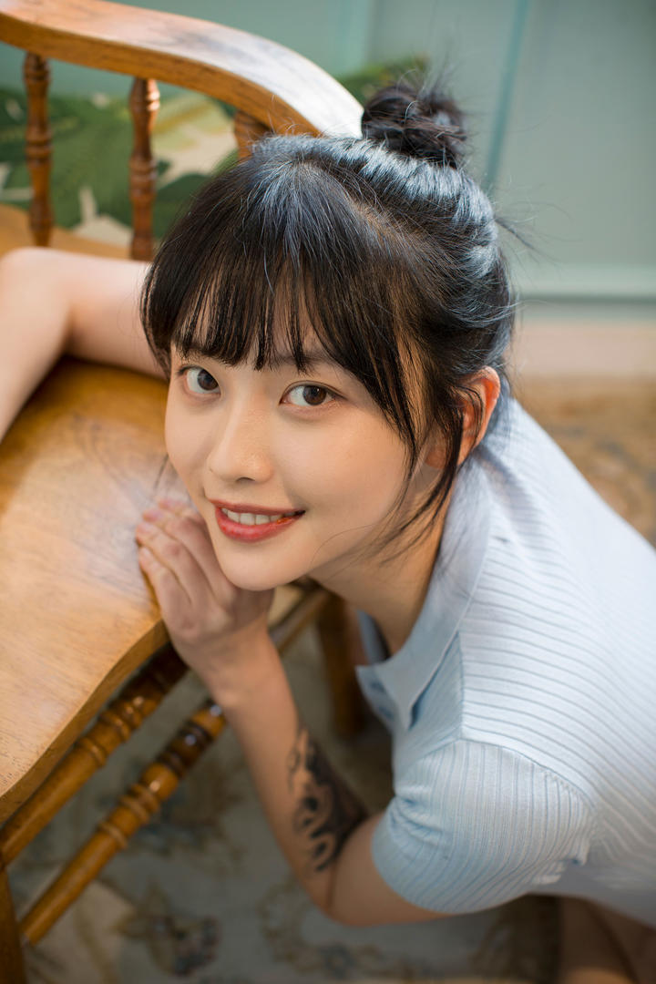 大眼睛的清纯女生头像真人摄影写真图片