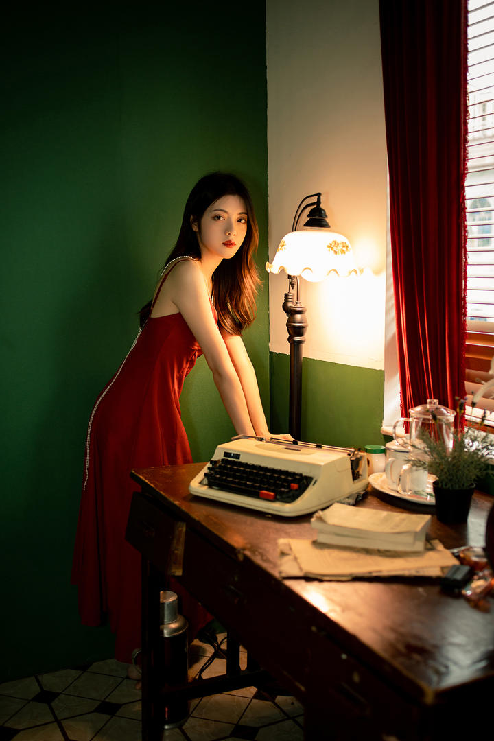 精选性感女特务美女复古风写真图片