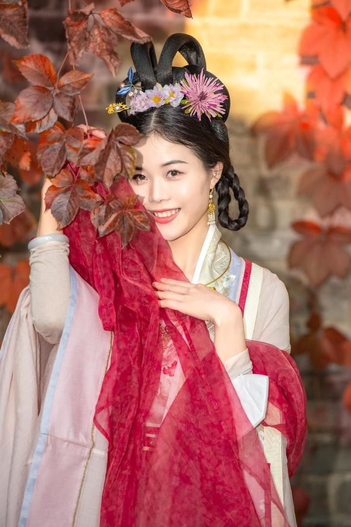 拿着红纱的唯美古装头像女写真图片