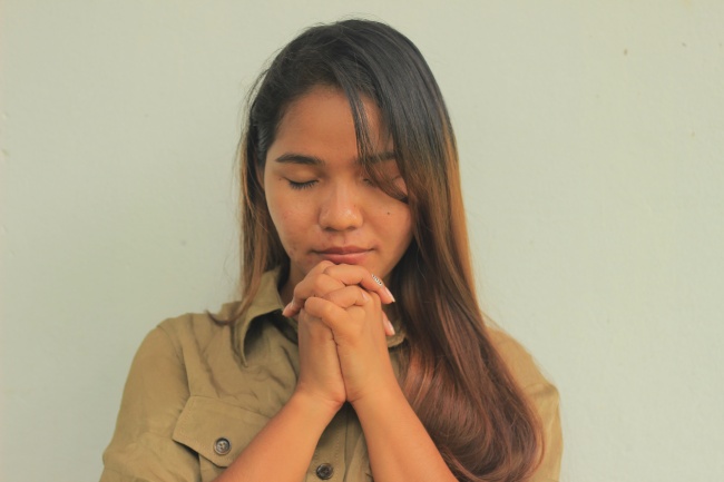 双十祈祷美女图片