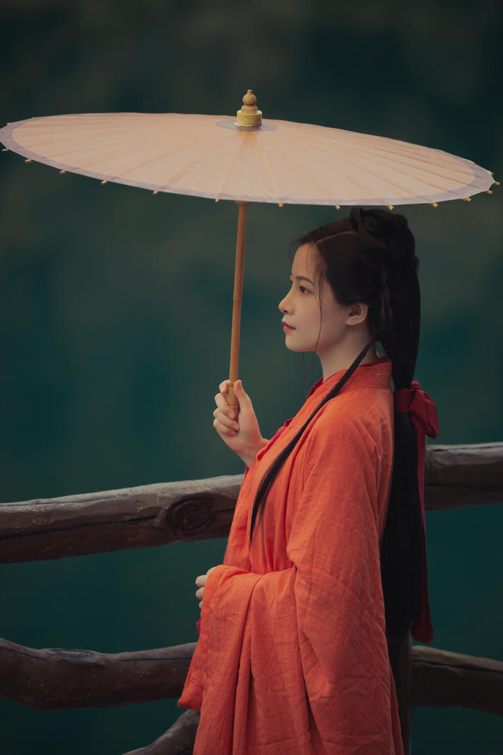 打着雨伞的汉服古装美女艺术写真