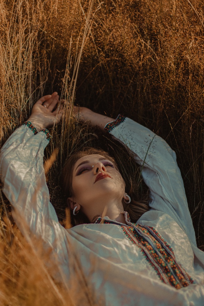 欧美草丛美女人体写真图片