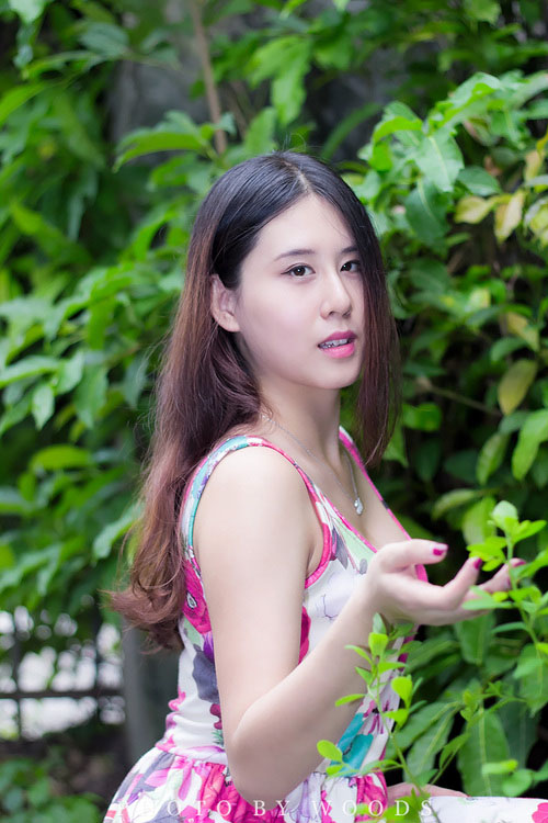 迷人的碎花长裙姑娘