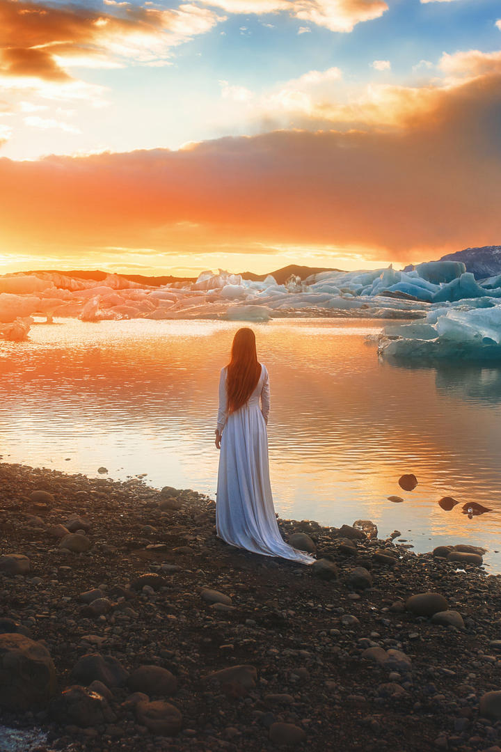 站在湖边的高清美女背影壁纸图片