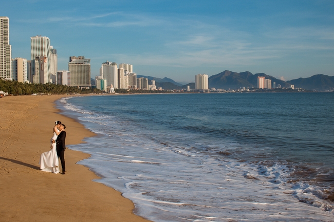 滨海城市海边情侣婚纱摄影图片