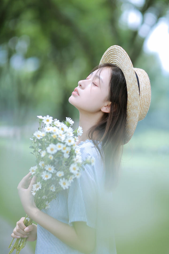 抱着鲜花的清纯唯美女孩壁纸图片