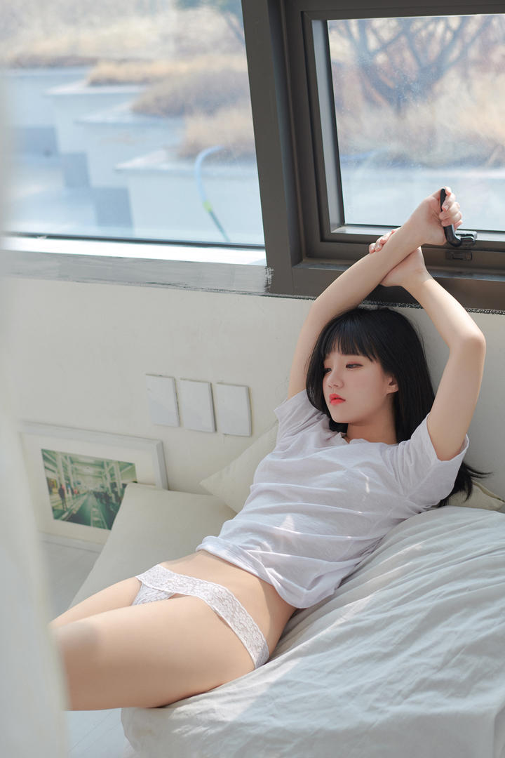 躺在床上的纯欲天花板清纯女学生Jenny写真图片