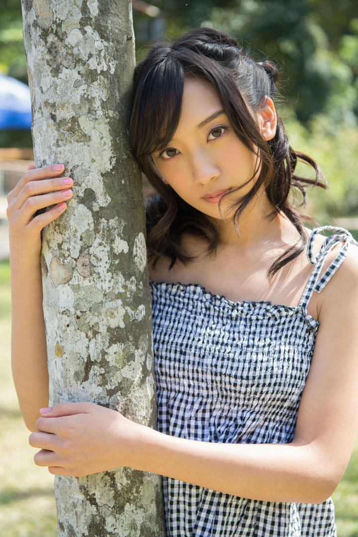 抱着树的日本清纯美女图片