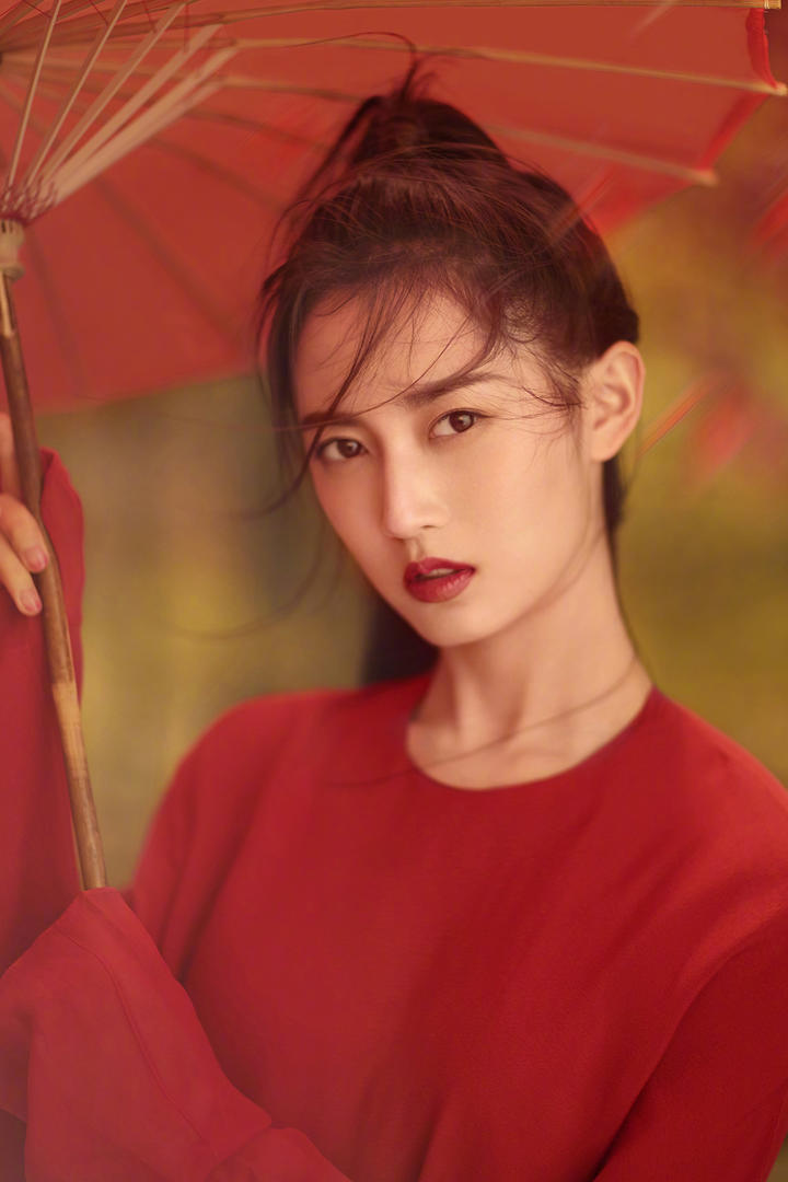 撑着伞的唯美古装美女明星陈钰琪写真图片