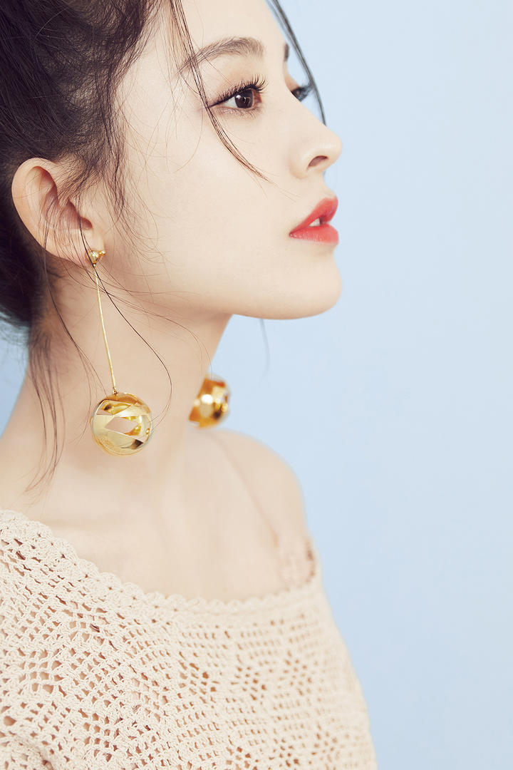 高清美女明星古力娜扎侧脸写真