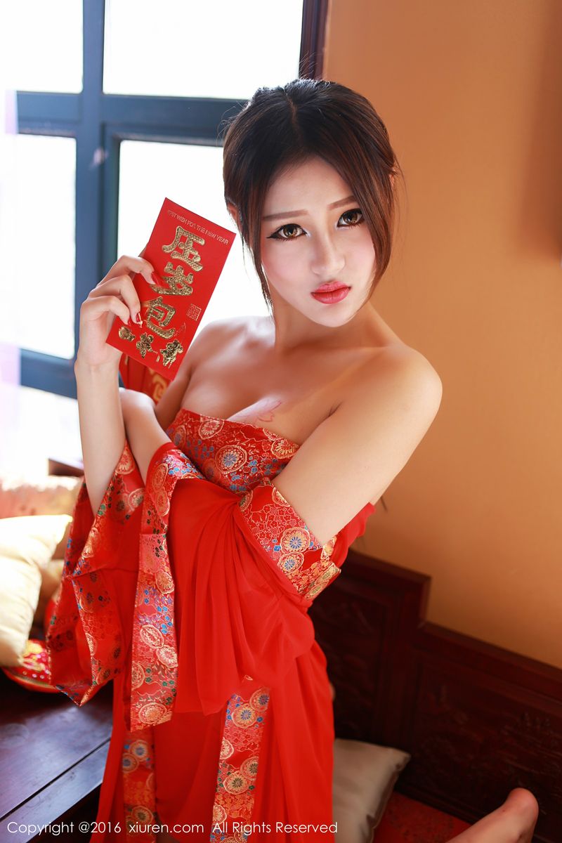秀人网性感女神王乔恩Abby红色旗袍肚兜丁字裤新年贺岁写真