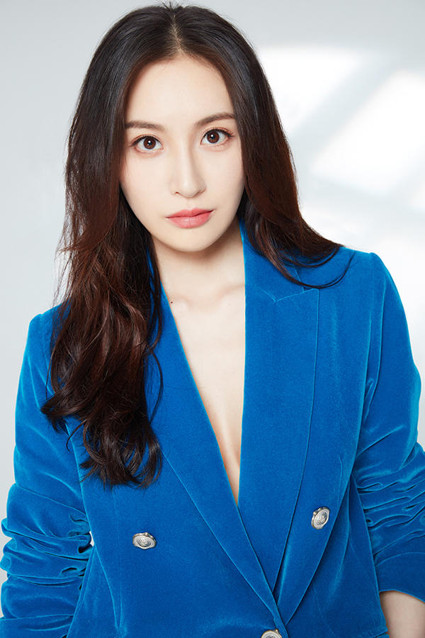 美女明星隆妮蓝色西装真空上阵写真图片