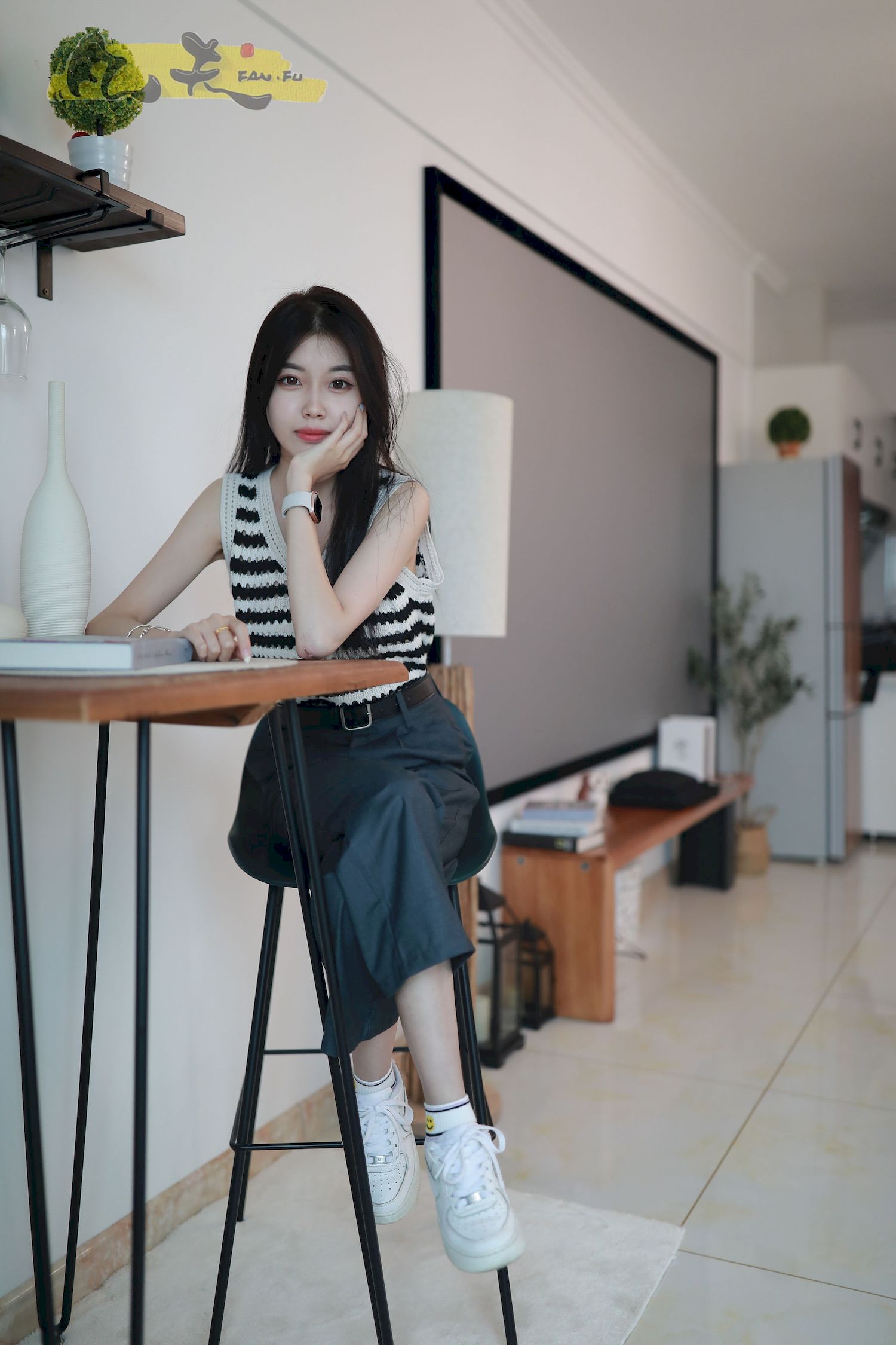 凡夫摄影长发美女芳琪洞洞毛衣黑色西裤居家写真