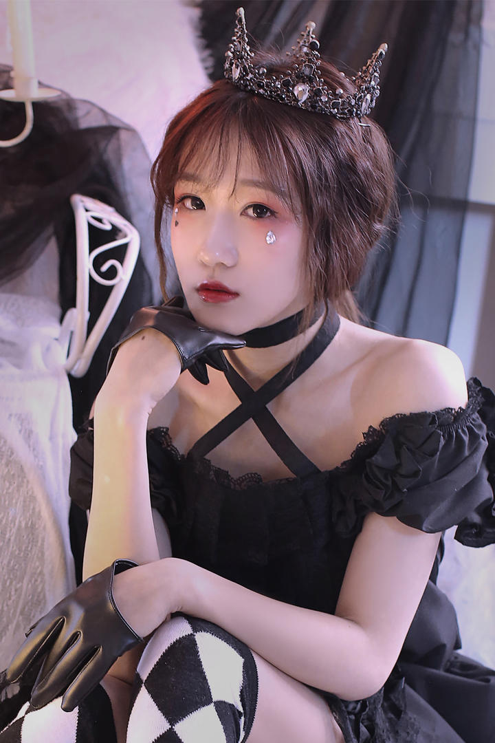 戴着王冠的气质美女写真