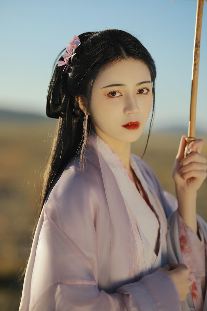 国产古装汉服美女沉鱼落雁之姿艺术照图片