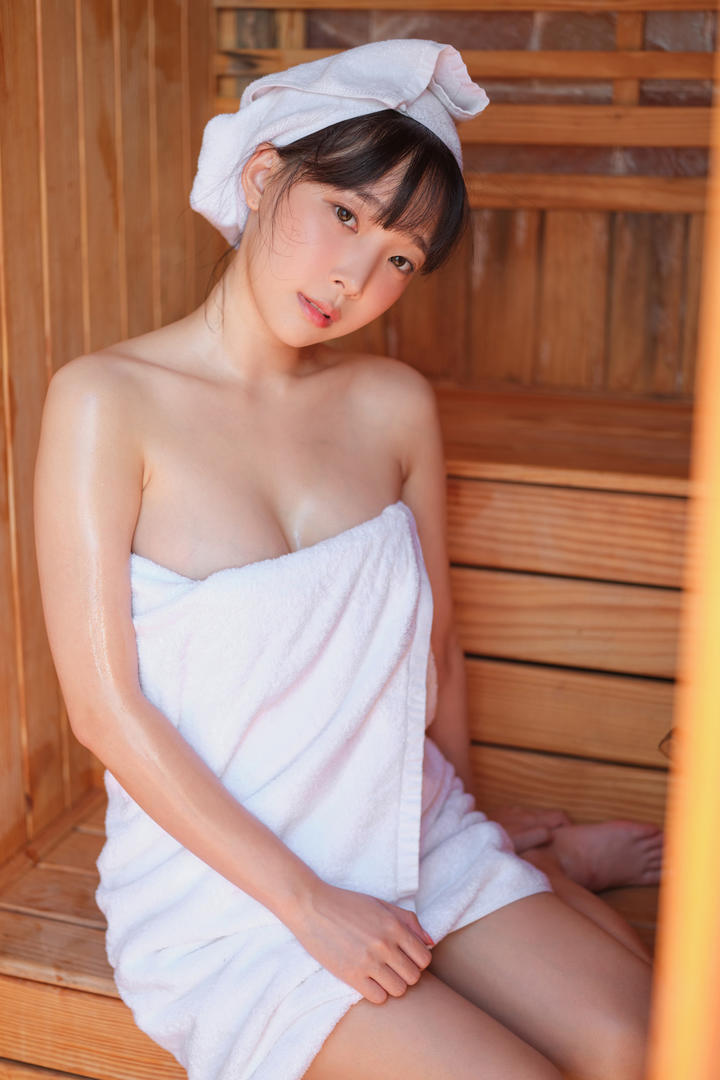 韩国纯欲甜妹裹着浴巾美好性感身材欲掩还遮图片