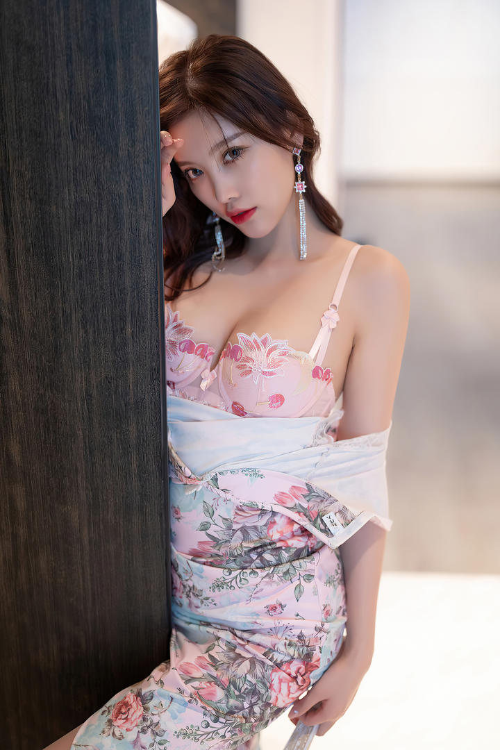 酥胸半露的116美女写真杨晨晨图片