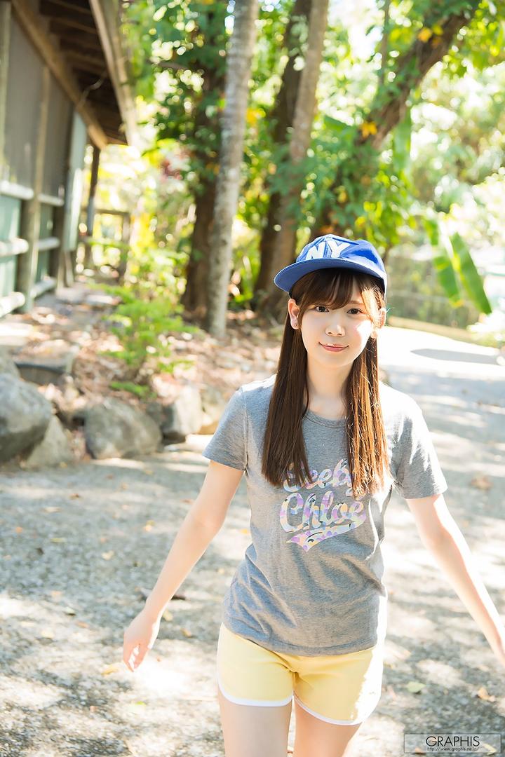 户外日本清纯女生写真图片