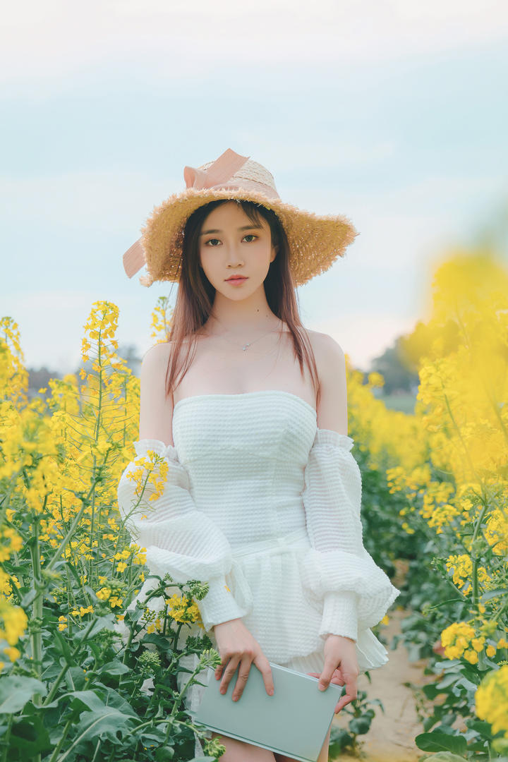 油菜花田里的漂亮白富美美女人像摄影写真大图