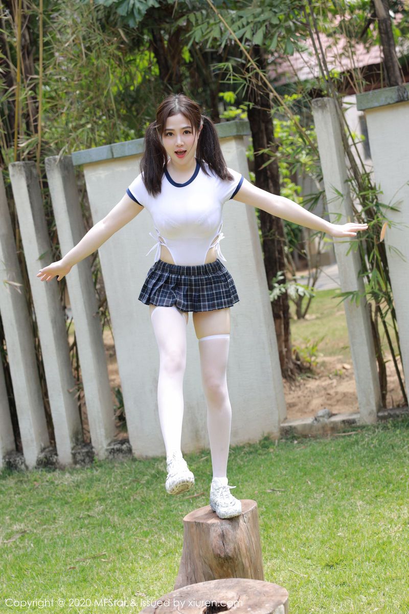 模范学院美女模特徐Cake双马尾丝袜美腿湿身诱惑三亚旅拍