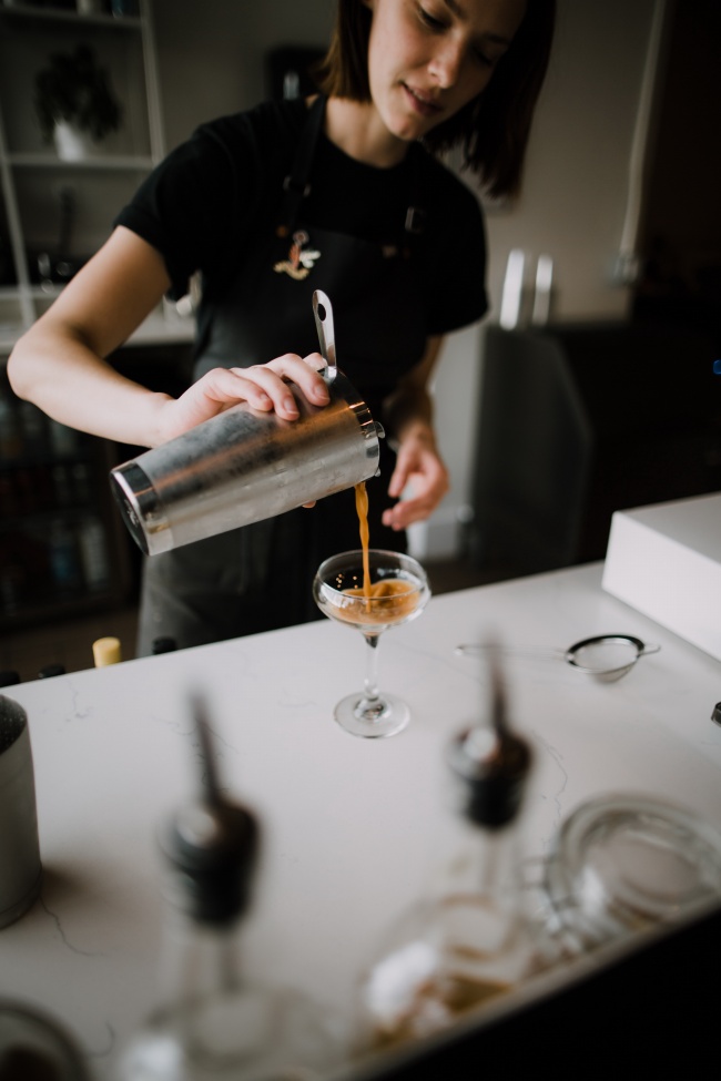女性自制调酒图片