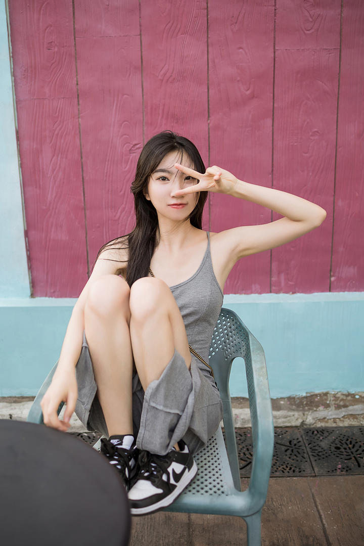 街拍坐在椅子上的可爱美女照片小乔写真图片