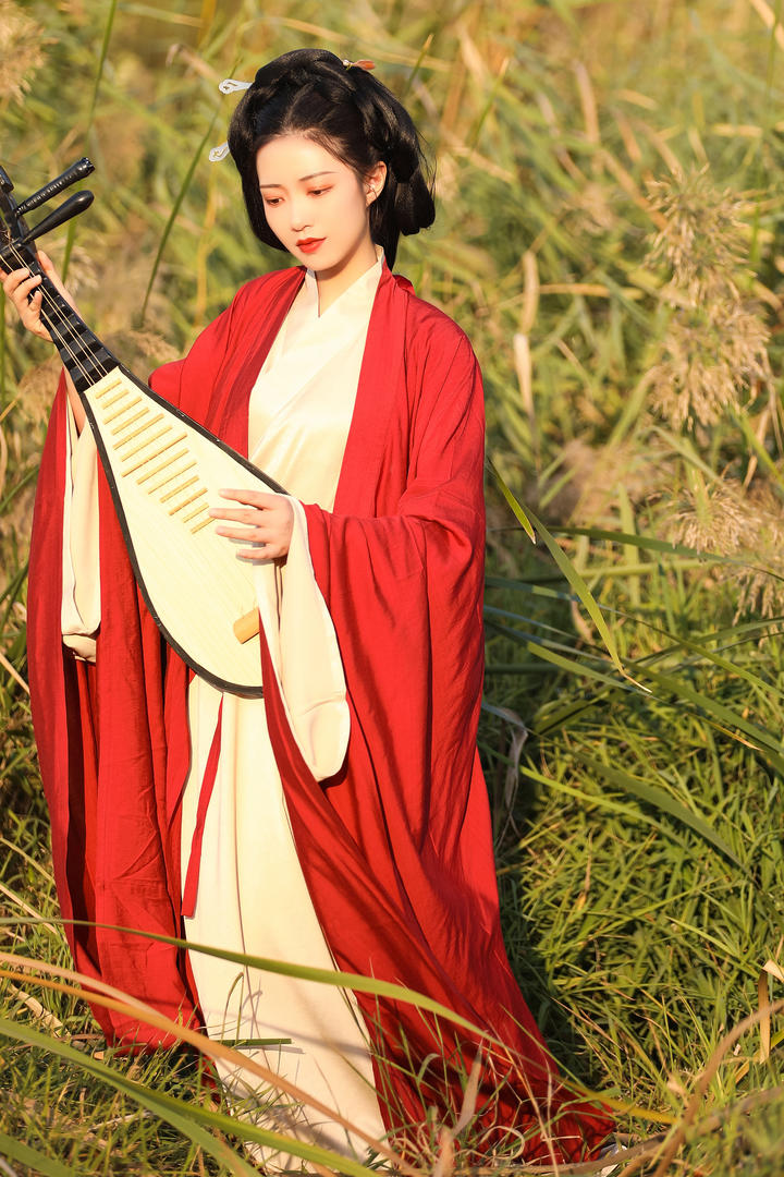 抱着琵琶的红色古装美女古风艺术照图片