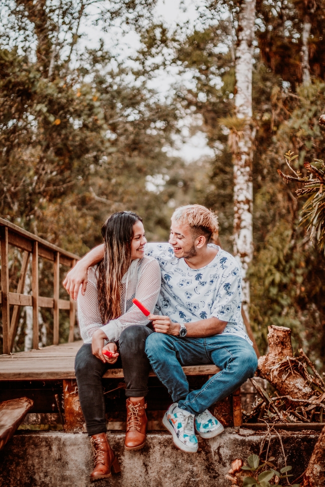 户外欢声笑语恋爱情侣图片