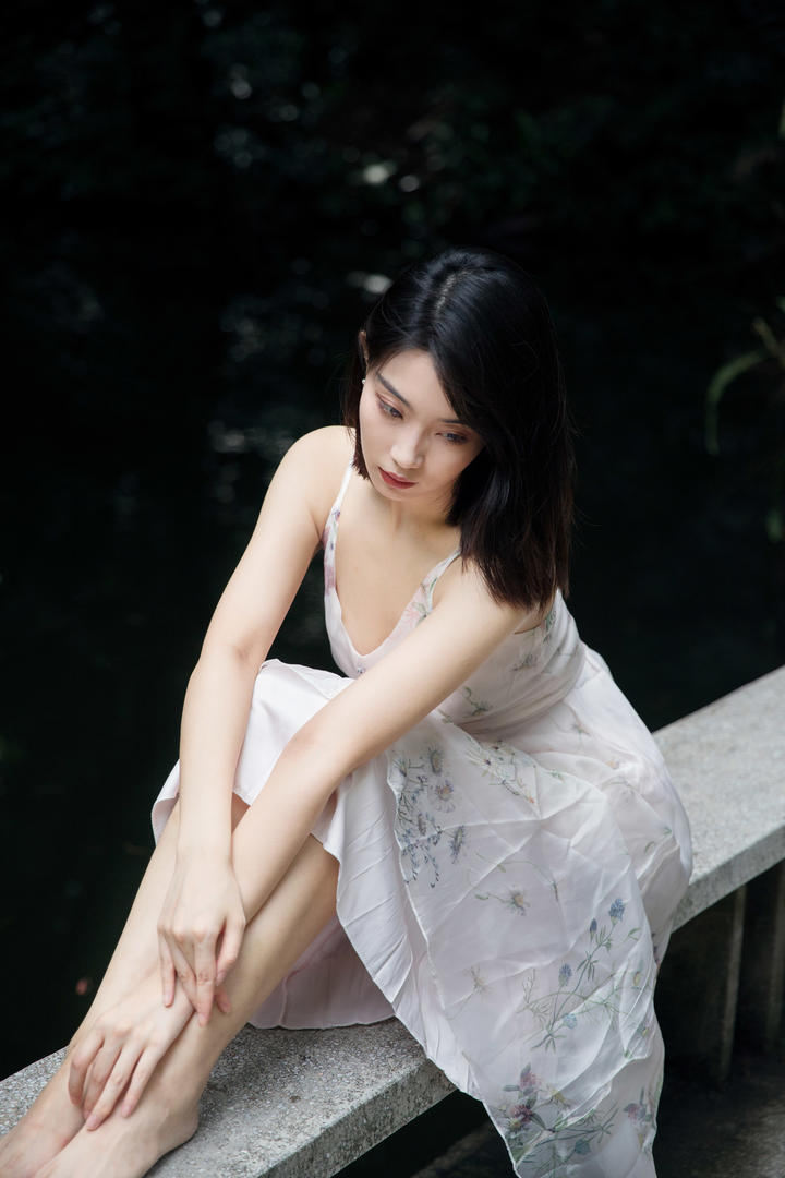 肌肤雪白的白裙清纯少女唯美艺术照图片