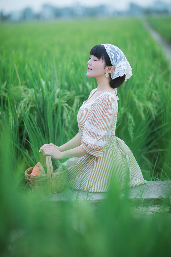 唯美女生田园摄影护眼壁纸图片