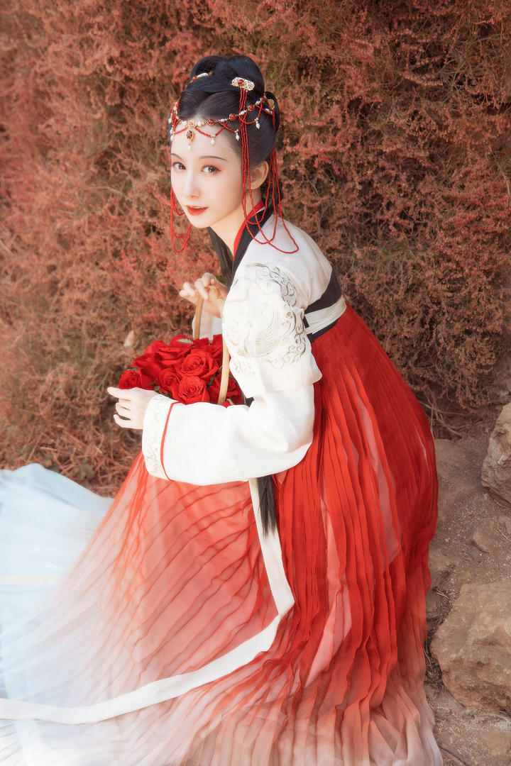捧着花朵的唯美古装美女艺术写真图片