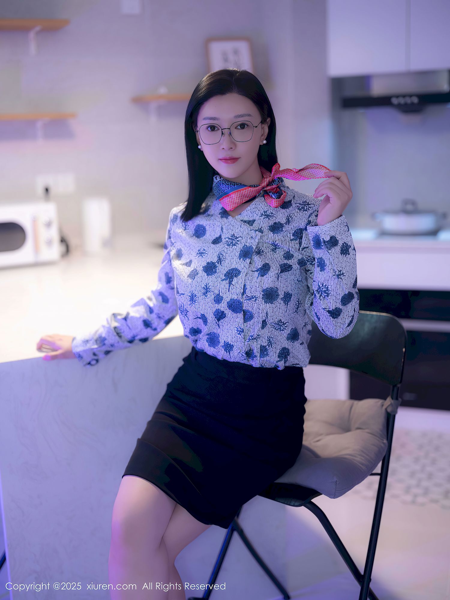 秀人网模特雅茹老师深色OL妖艳身姿性感写真