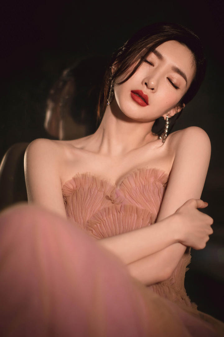 抱着双手的性感美女明星江疏影图片