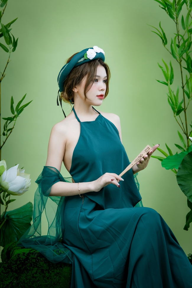 性感绿色肚兜美女个人写真艺术照图片