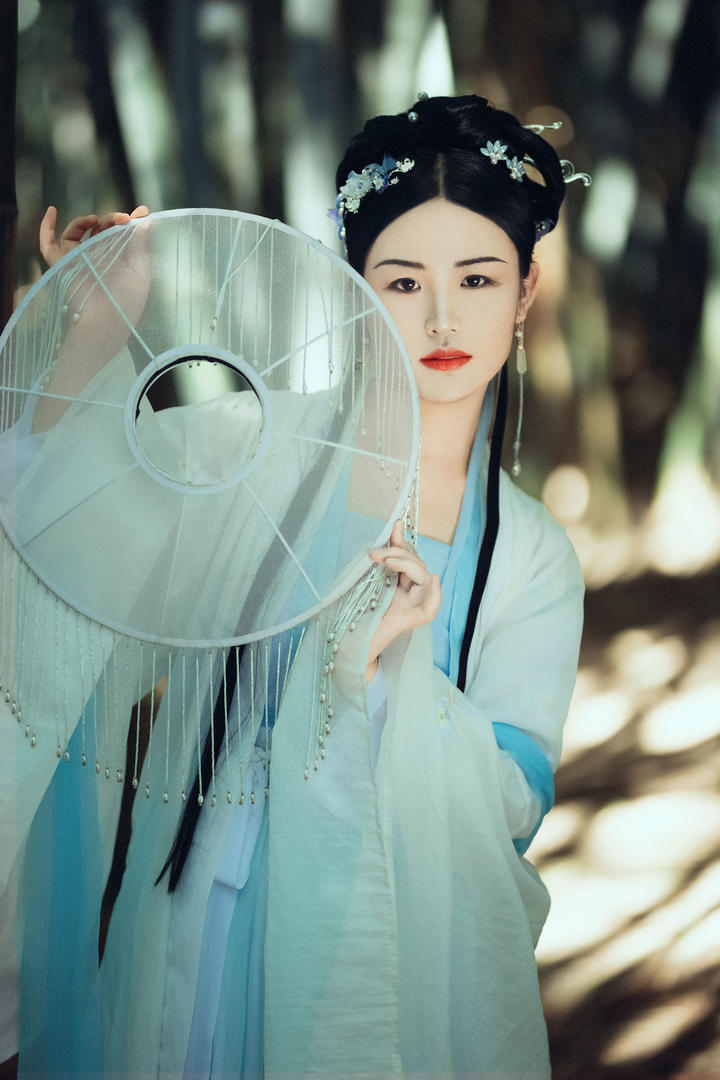 拿着斗笠的唯美清纯古装美女图片