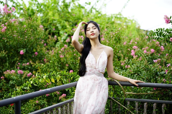 户外亚洲长发吊带纱裙美女图片