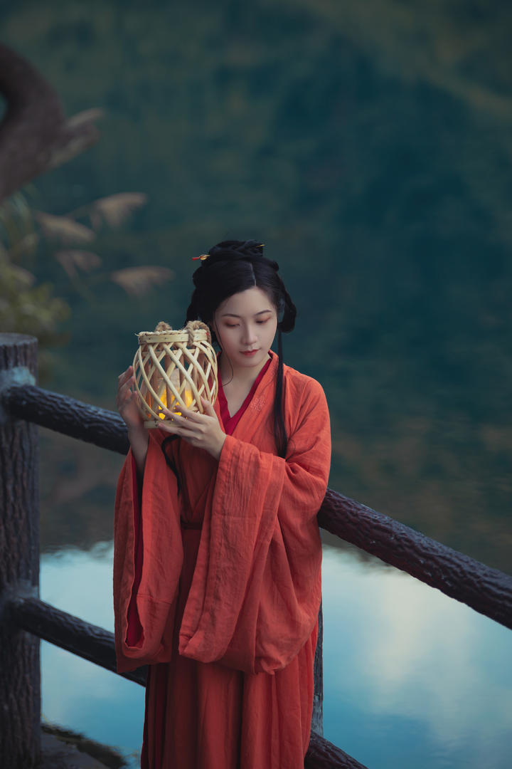 湖边红色汉服古装美女艺术写真