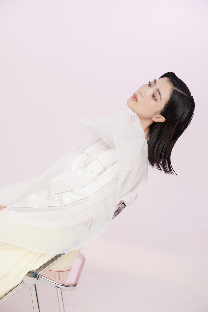 短发气质女神清纯美女模特写真图片